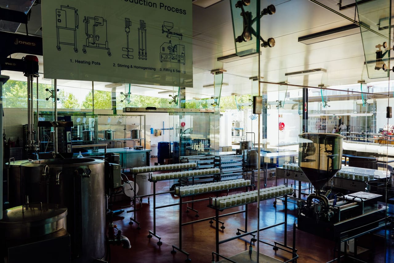 Interior de planta moderna de produção de alimentos com maquinário industrial