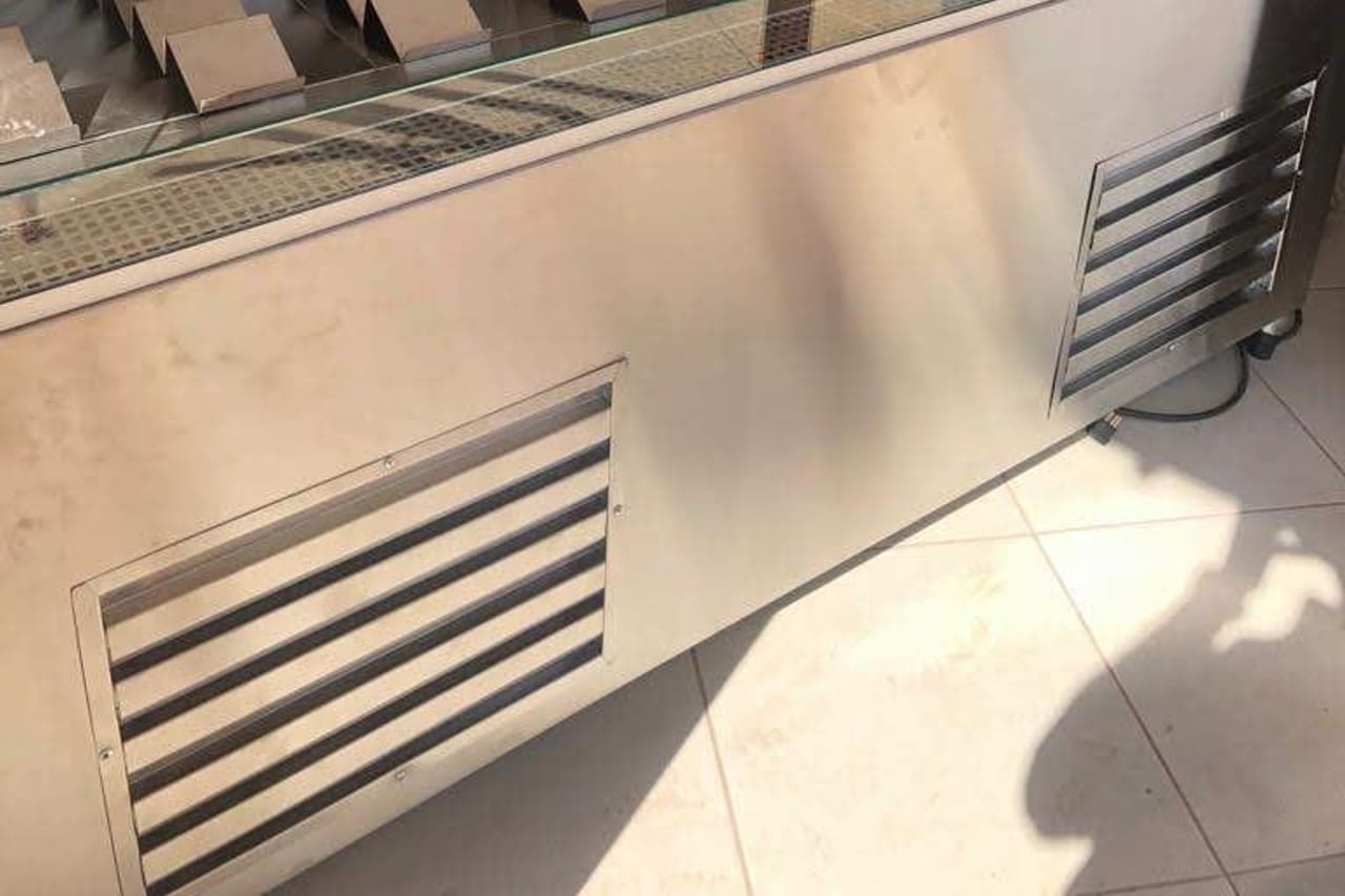 Balcão refrigerado em aço inox para exposição de alimentos