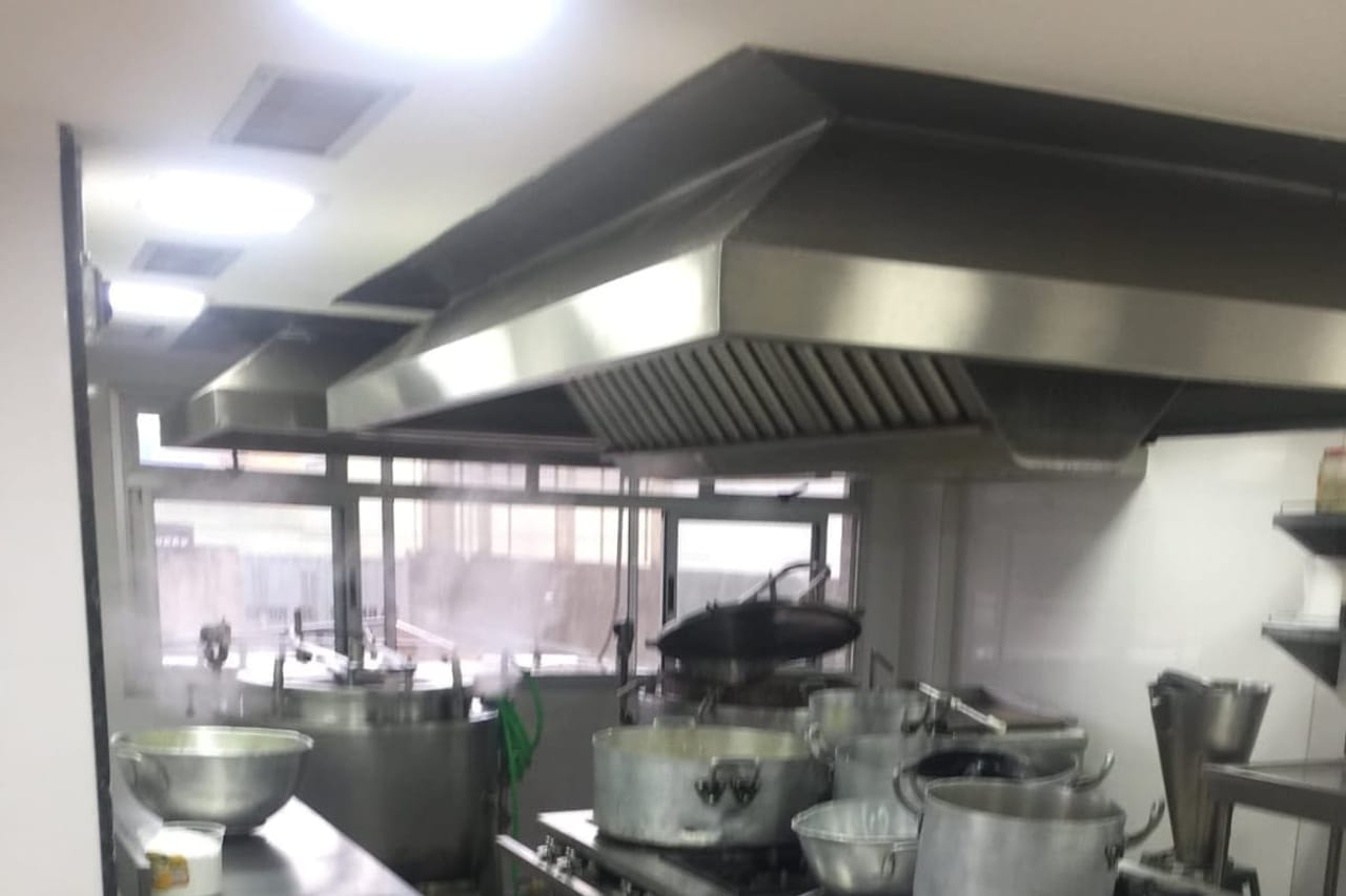 Bancadas e equipamentos em aço inox montados em cozinha industrial