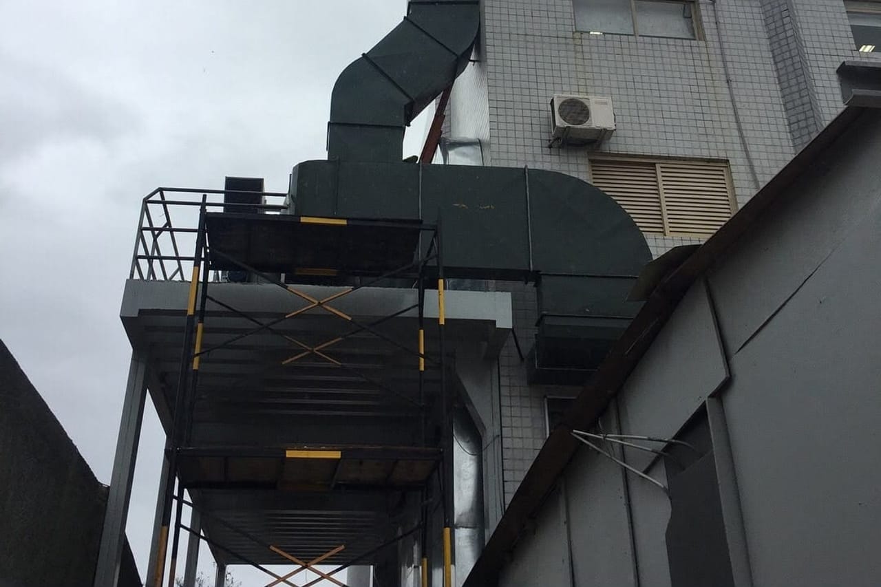 Rede de dutos de exaustão industrial instalada em fachada de edifício