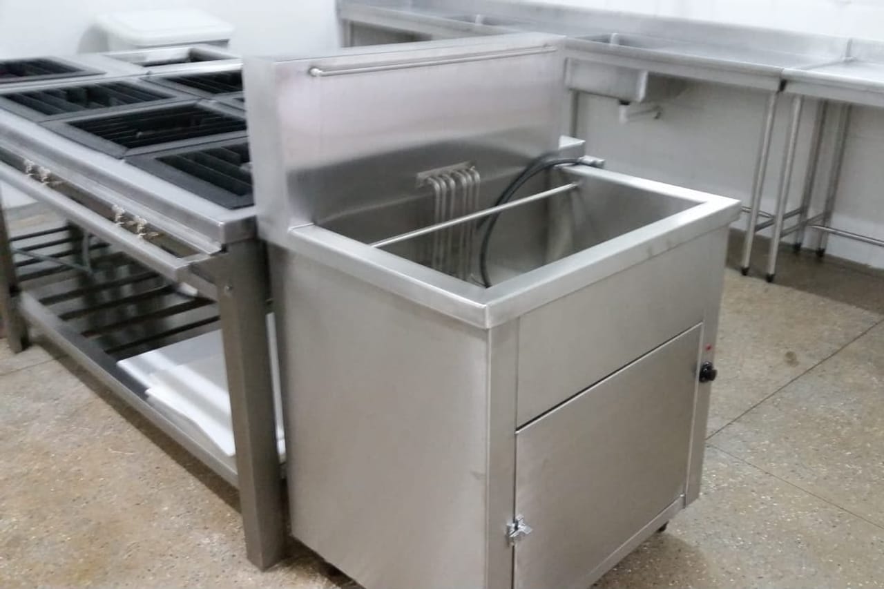 Cuba e bancada em aço inox com ponto de água para operação profissional