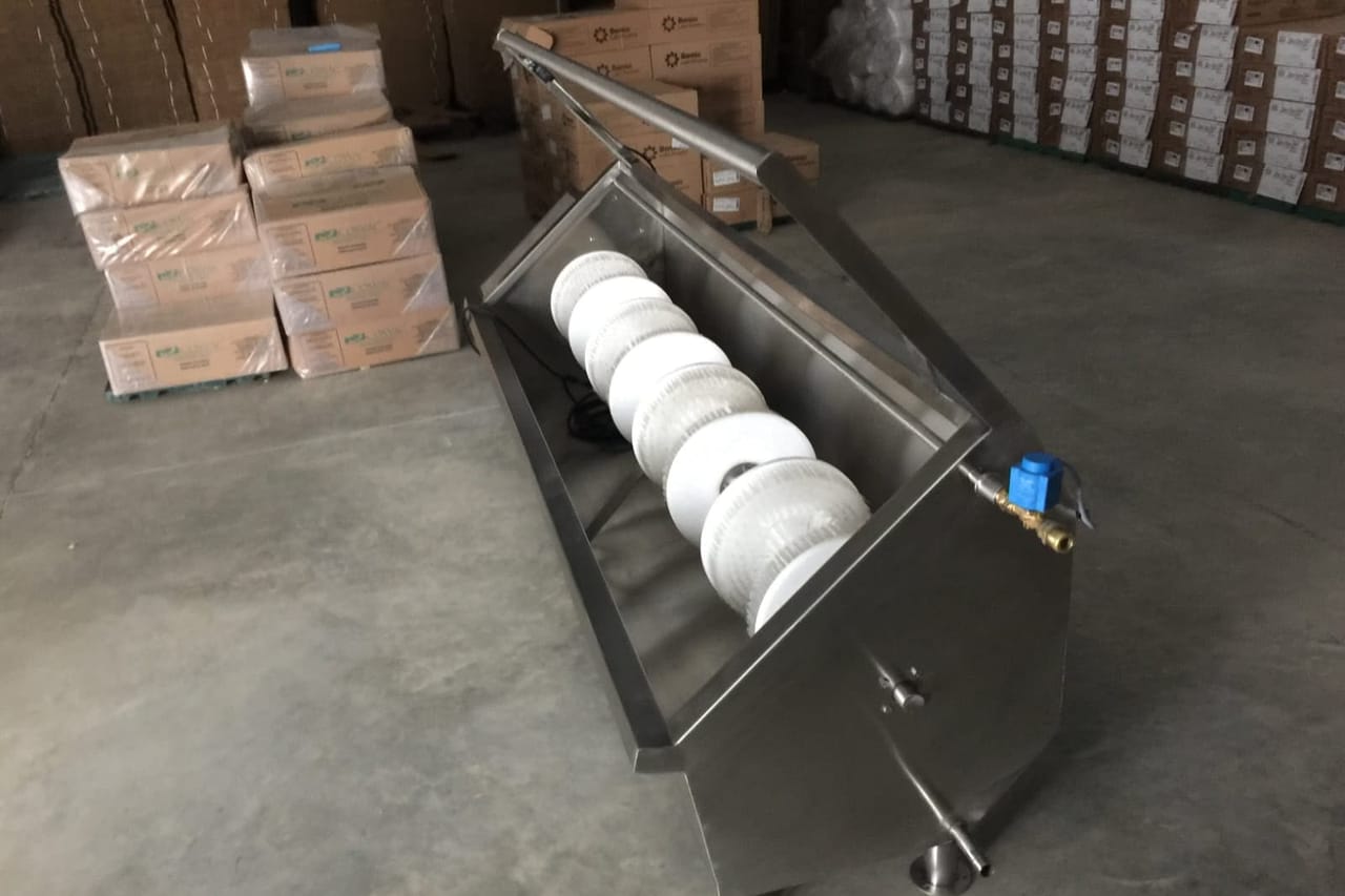 Sistema saponificante para exaustão em aço inox com rolos filtrantes