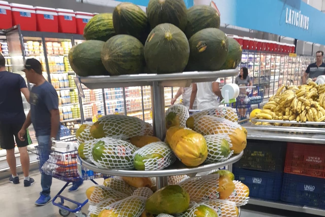 Expositor giratório em aço inox para frutas em supermercado