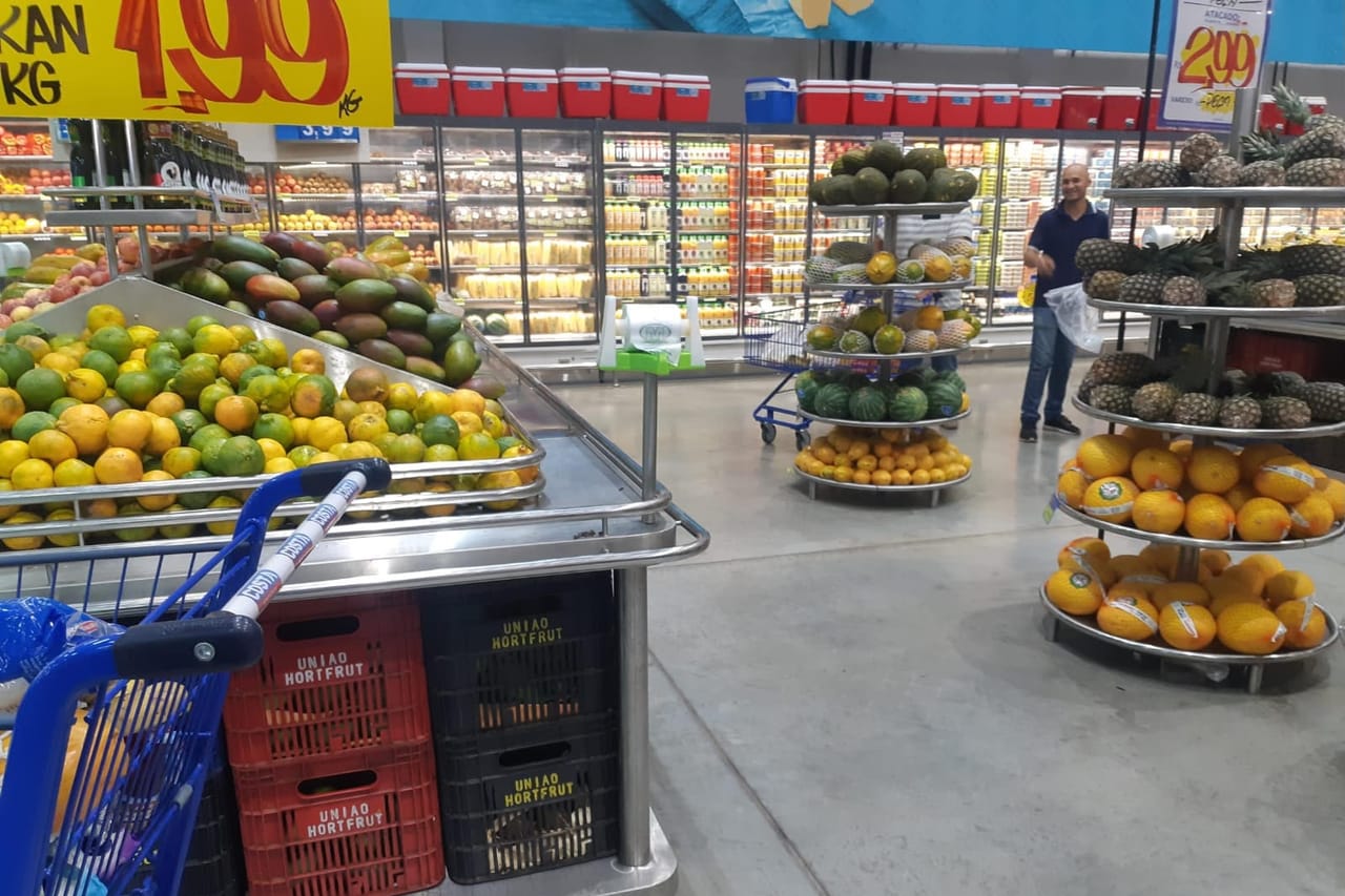 Ilha de hortifruti em aço inox instalada em supermercado